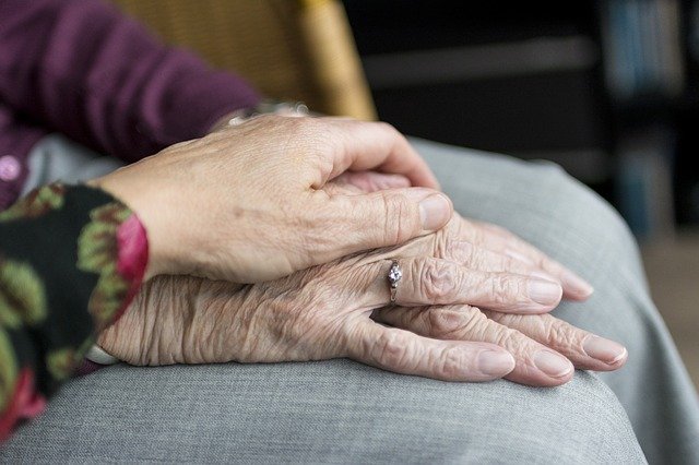 Mains soutien aidants maintien a domicile